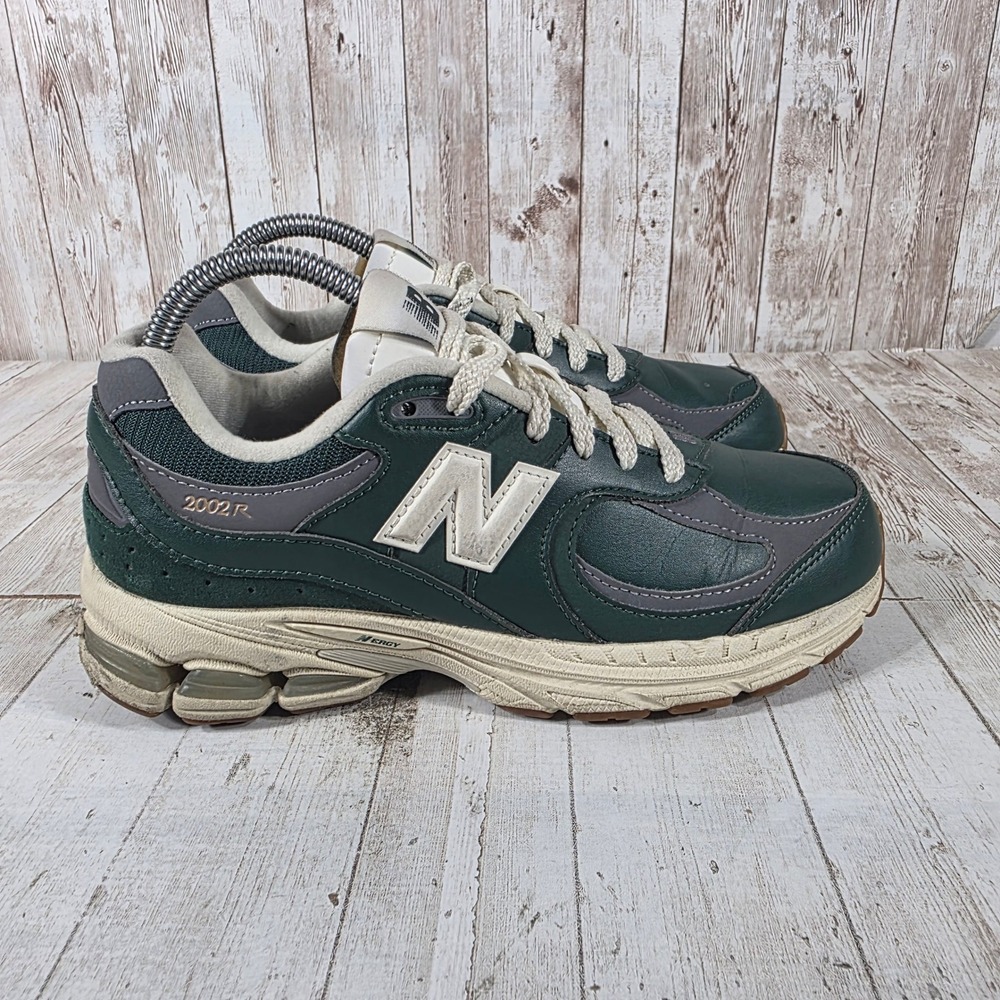 New Balance 2002R Forest Green Grey Leather Sneakers GC2002VI Mens 6 Womens 7.5